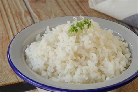 Plato de arroz cocinado con cerveza y diversos ingredientes