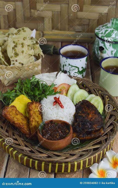 Plato de Ayam Bakar con arroz y vegetales