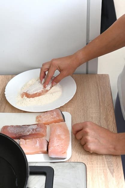 Proceso de rebozado de pescado en harina y huevo