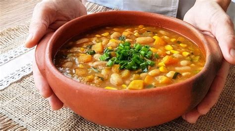 Locro argentino en olla de barro