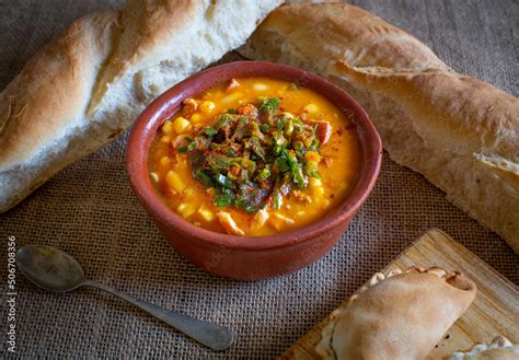 Plato de locro servido en cazuela de barro