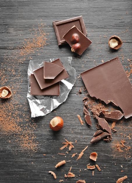 tableta de chocolate con avellanas sobre fondo de madera
