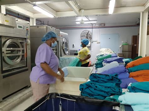 Empleados y visitantes con ropa esterilizada en la planta de producción