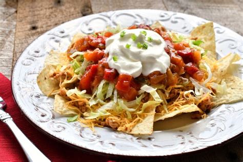 Plato de nachos con una generosa porción de crema agria por encima