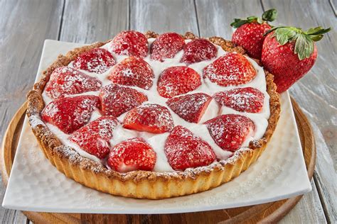 Fotografía de un postre decorado con nata agria