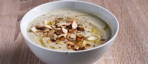 Sopa fría de almendras con panecillos