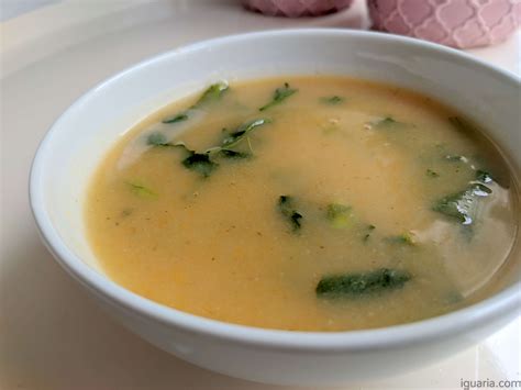 Plato de sopa de nabo cremoso
