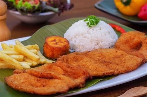 Chuleta valluna de cerdo apanada con acompañamientos