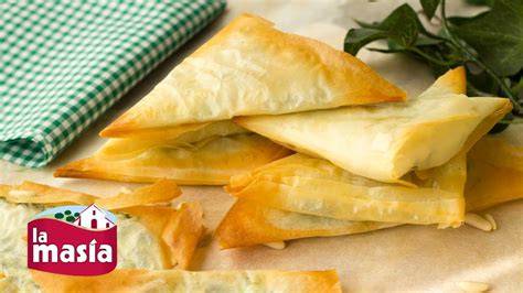 Triángulos de pasta filo rellenos de salmón y burrata