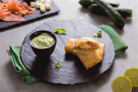 Paquetitos de pasta filo fritos con salmón y queso