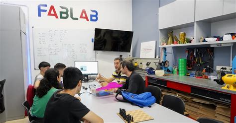 Estudiantes trabajando en un Fab Lab utilizando impresoras 3D