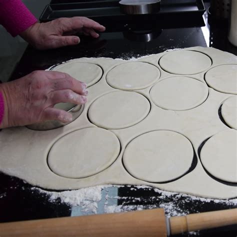 Masa de empanadas salteñas estirada y cortada en discos
