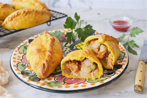 Empanadas salteñas recién horneadas con ampollas en la masa