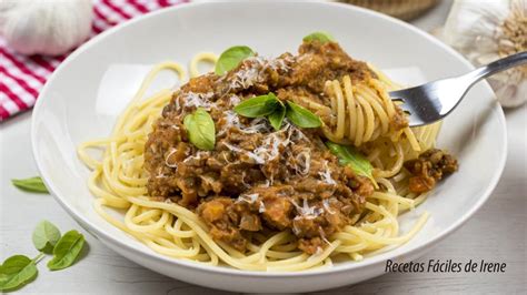 Plato de pasta con boloñesa de verduras