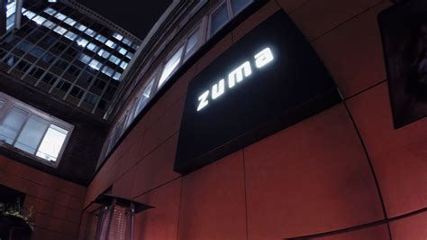 Fachada de Zuma London con su dirección