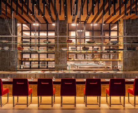 Interior de Zuma London con mostrador de sushi y parrilla robata