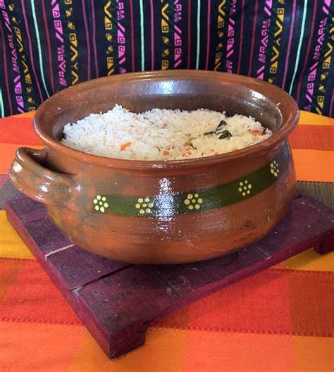 Arroz portugués servido en una cazuela tradicional