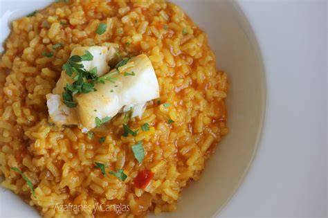 Plato de arroz con bacalao decorado con perejil fresco