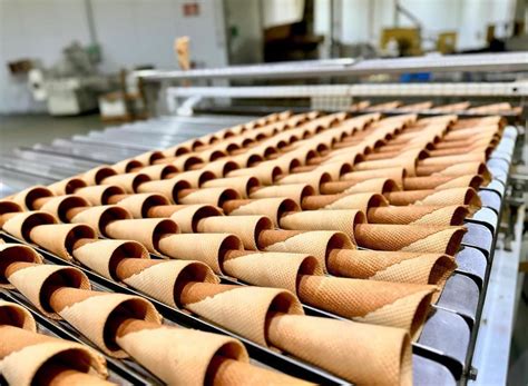 Cucuruchos de obleas horneándose en el horno