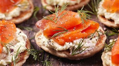 Tartaletas de obleas con salmón y queso de cabra