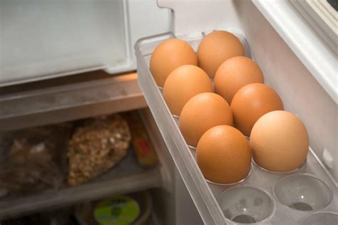Representación de cómo guardar huevos correctamente en la nevera