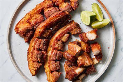Plato de chicharrones Javi con guarniciones