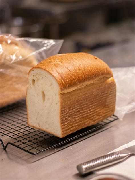 Pan Hokkaido recién horneado y listo para enfriar