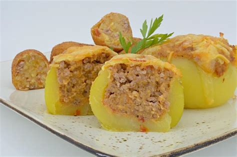 Patatas rellenas de carne picada antes de hornear