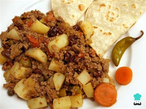 Plato de carne molida venezolana con patatas y arroz