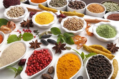 Variedad de hierbas y especias para realzar el sabor de los guisos