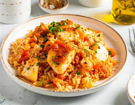 Mesa con arroz con bacalao y otros platos tradicionales de Semana Santa