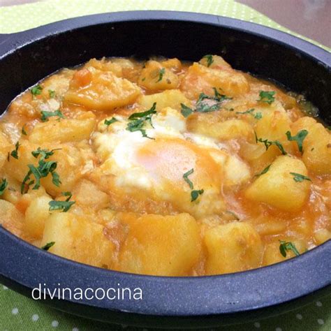 Plato de patatas en paseo tradicional servido en cazuela de barro