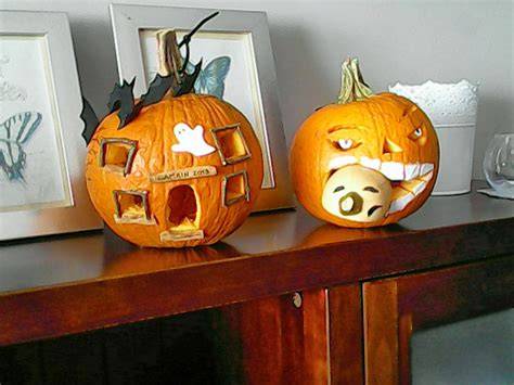 calabazas de halloween decoradas en una casa