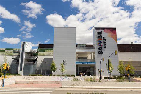 Vista exterior y fachada del centro comercial Sambil Outlet Leganés