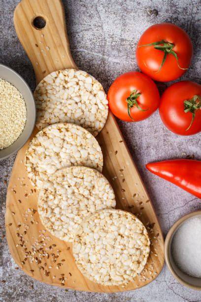 Tortitas de arroz sobre una mesa de madera