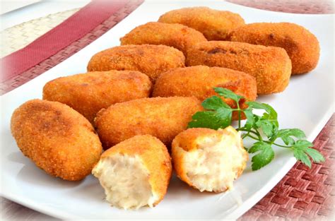 Plato con diversas croquetas internacionales