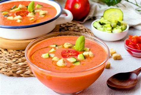 bodegón con ingredientes frescos para preparar gazpacho andaluz