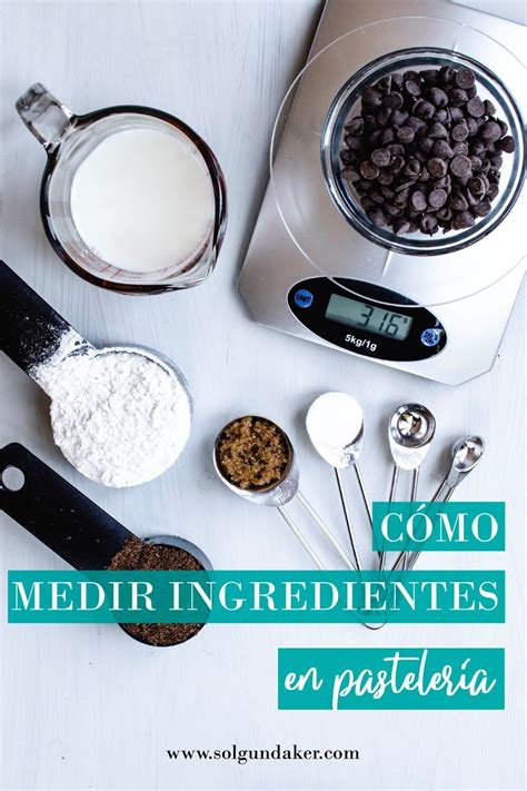 Taza medidora y los ingredientes para la torta de harina de arroz