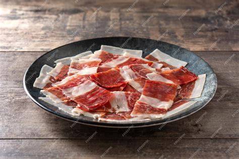 Lonchas finas de jamón serrano sobre tabla de madera