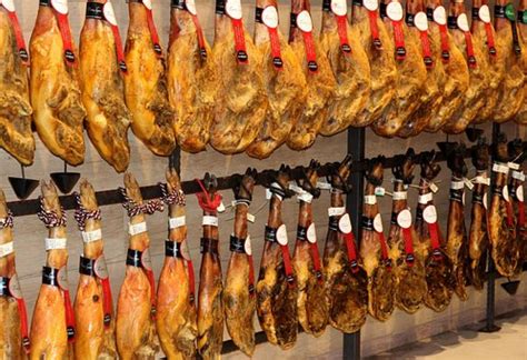 Tienda de productos ibéricos con jamones colgados