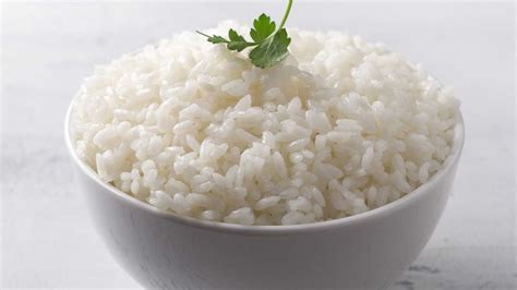 Plato de arroz blanco venezolano humeante