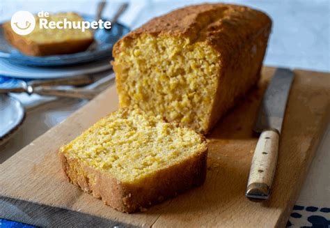 Pan de elote decorado con fresas y azúcar glass
