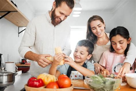 niños cocinando juntos en una mesa de cocina
