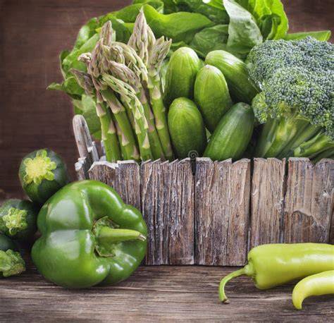 variedad de verduras verdes frescas en un mercado