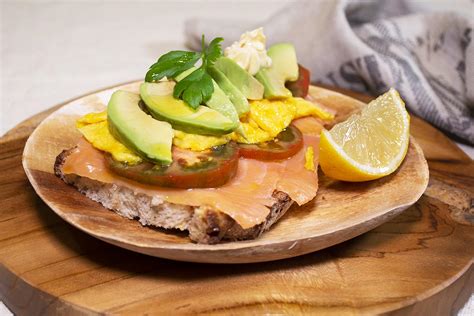 Preparación de una tosta con tortilla francesa, salmón, tomate y aguacate