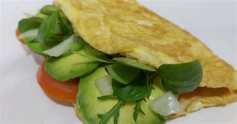 Ingredientes frescos para tortilla francesa con aguacate y tomate