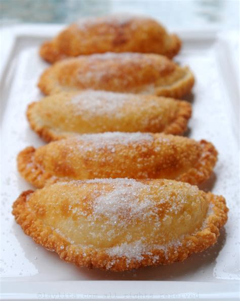 Empanadas de viento recién fritas con azúcar espolvoreada