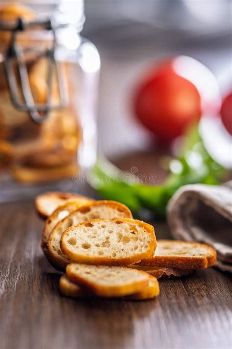 paquete de pan tostado crujiente sobre una mesa de madera
