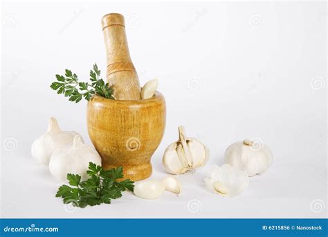 Mortero con ajo y perejil fresco para la cocina mediterránea