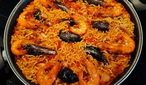 Fideuá terminada con los fideos curvados hacia arriba